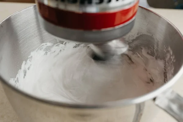 Una Foto Cercana Batidora Que Está Mezclando Merengue Plato Sopa — Foto de Stock