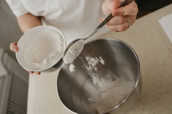 Uma Foto Próxima Farinha Trigo Caindo Colher Tigela Aço Inoxidável — Fotografia de Stock