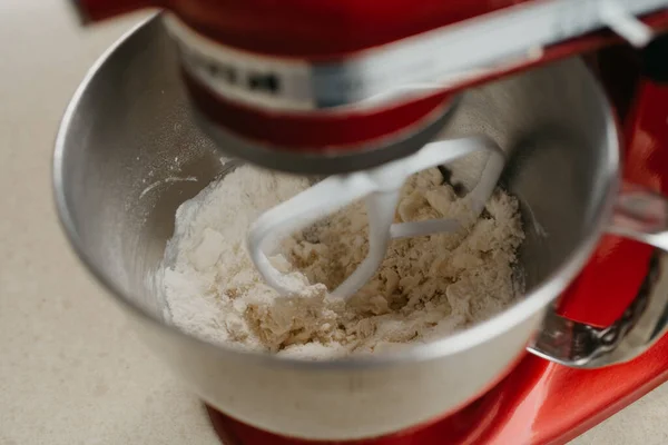 Una Foto Cercana Una Batidora Roja Que Está Batiendo Mantequilla — Foto de Stock