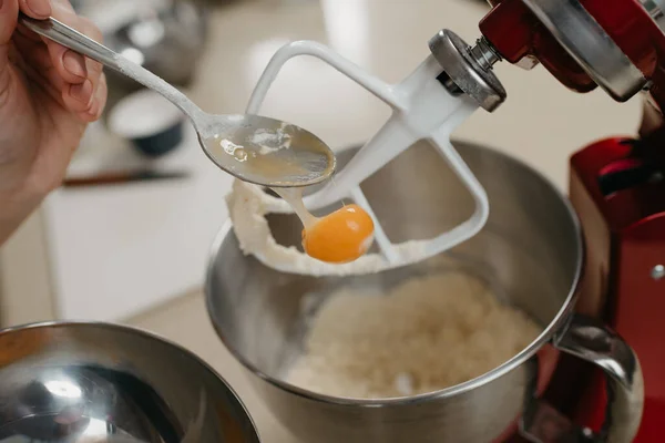 Una Foto Cercana Yema Está Cayendo Cuchara Recipiente Acero Inoxidable — Foto de Stock