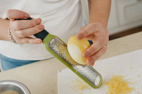 Sebuah Foto Dekat Tangan Seorang Wanita Yang Memisahkan Zest Lemon — Stok Foto