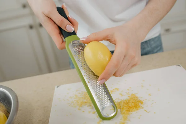 Sebuah Foto Dekat Tangan Seorang Wanita Yang Memisahkan Zest Lemon — Stok Foto