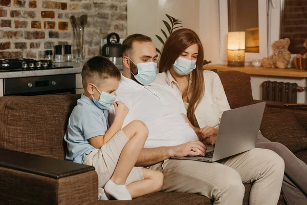 Vater Mutter Und Sohn Sitzen Mit Mundschutz Auf Dem Sofa — Stockfoto