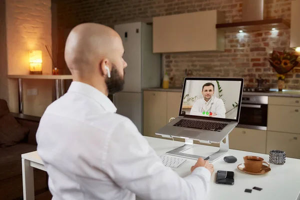 Vista Posterior Empleado Masculino Auriculares Que Está Escuchando Médico Una —  Fotos de Stock