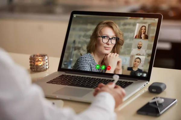 Een Laptop Scherm Weergave Van Telecommunicatie Applicatie Tijdens Een Online — Stockfoto