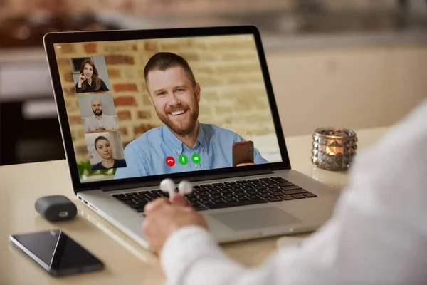 남자의 위에서 온라인 회의를 노트북 화면으로 프로그램을 수있다 동료들과 비디오 — 스톡 사진