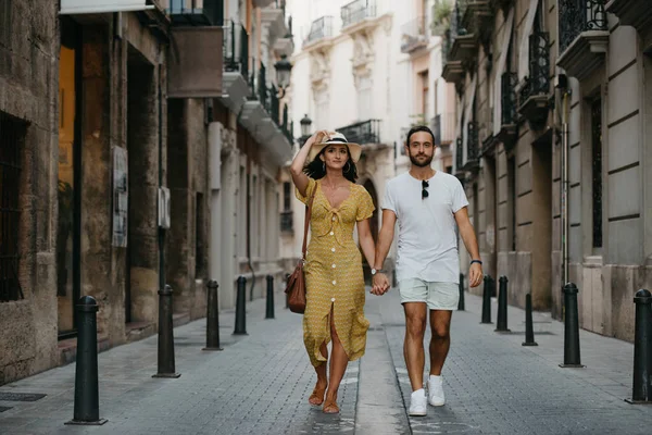 Une Fille Avec Chapeau Une Robe Jaune Avec Décolleté Plongeant — Photo