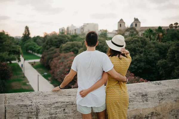 Een Meisje Een Gele Jurk Een Hoed Haar Vriend Knuffelen — Stockfoto