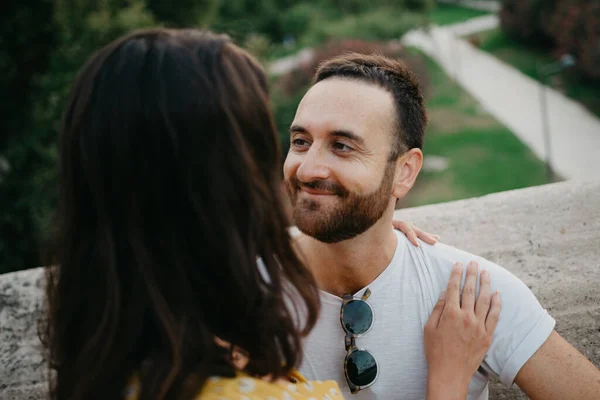 Een Foto Van Een Man Met Baard Die Een Brunette — Stockfoto