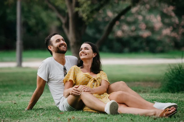 Een Brunette Een Gele Jurk Zit Tussen Benen Van Haar — Stockfoto