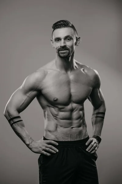 Foto Preto Branco Homem Musculoso Com Barba Que Está Posando — Fotografia de Stock