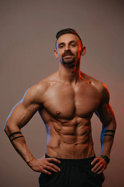 Ein Muskulöser Mann Mit Bart Posiert Der Athletische Typ Demonstriert — Stockfoto