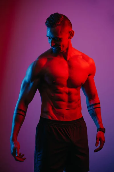 Muskulös Man Med Skägg Kopplar Det Blå Och Röda Ljuset — Stockfoto