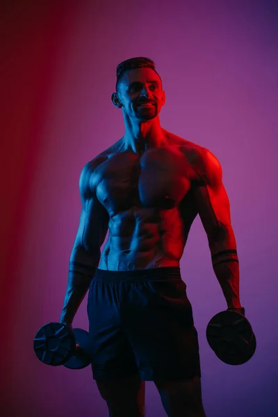 Muskulös Man Med Skägg Som Poserar Med Hantlar Blått Och — Stockfoto