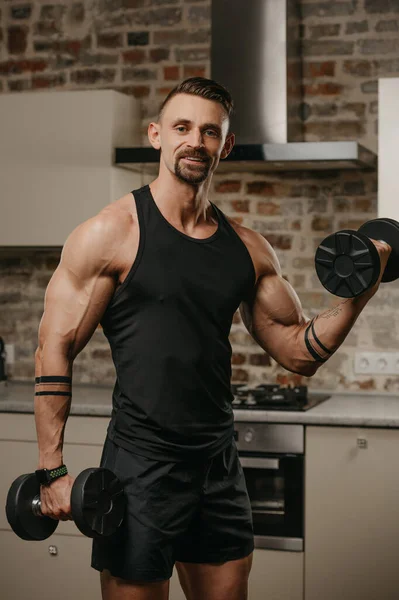 Šťastný Svalnatý Muž Vousy Trénuje Biceps Činkami Svém Bytě Kulturista — Stock fotografie