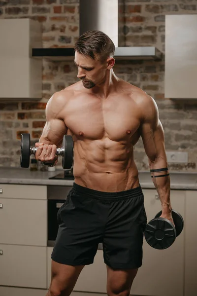 Svalnatý Muž Plnovousem Cvičí Biceps Činkami Bytě Kulturista Tetováním Pažích — Stock fotografie