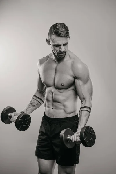 Czarno Białe Zdjęcie Muskularnego Mężczyzny Brodą Który Robi Loki Bicepsów — Zdjęcie stockowe