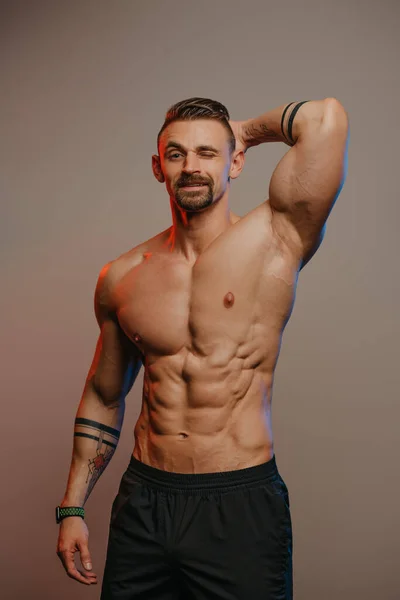 Ein Lächelnder Muskulöser Mann Mit Bart Posiert Der Athletische Typ — Stockfoto