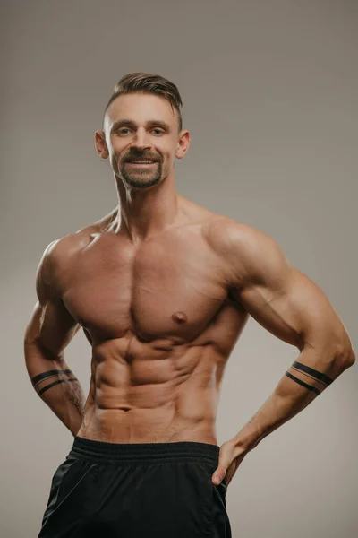 Homme Musclé Souriant Avec Une Barbe Pose Sportif Serre Les — Photo