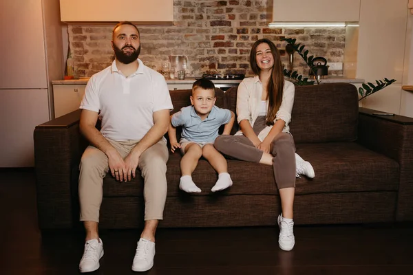 Pai Filho Mãe Estão Ver Televisão Sofá Apartamento Família Está — Fotografia de Stock