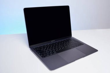 Minsk, Belarus - Aralık 04: 2020: Beyaz masada yeni açılan Space Gray MacBook Air 2019. Apple 'ın Kaliforniya' da tasarladığı dizüstü bilgisayar Çin 'de monte edildi.