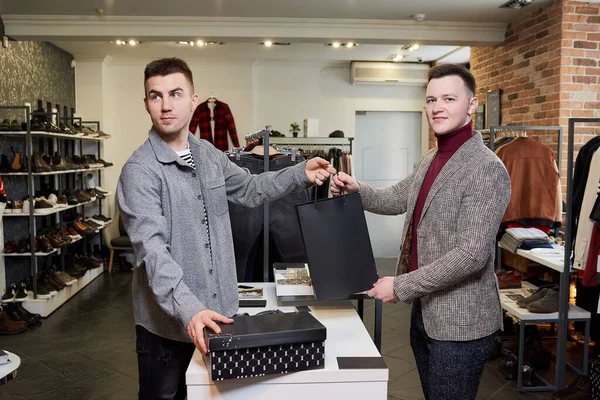 Homem Está Comprando Uma Loja Roupas Assistente Loja Masculino Está — Fotografia de Stock