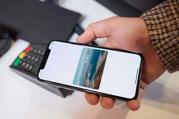 휴대폰을 가게에서 물건을 Nfc 사용하여 디지털 지갑을 지불하는 고객의 손이다 — 스톡 사진
