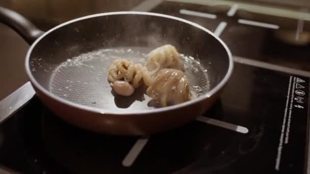 Les Poulpes Font Frire Dans Poêle Qui Déplace Cuisinier Dans — Video