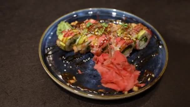 Vídeo Close Rolar Placa Cerâmica Azul Com Rolos Sushi Com — Vídeo de Stock