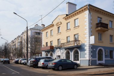 Traktarazavodski pasiolak, Minsk, Belarus - 26 Mart 2021: Stakhanovskaya Caddesi 2, Mon Nom Kafe.