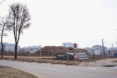 Traktarazavodski pasiolak, Minsk, Belarus - 26 Mart 2021: Klumova ve Şcherbakova sokakları arasındaki sosyal konutların inşaat alanından Skver Klumova 'nın görüntüsü.