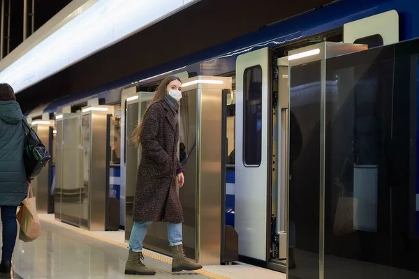 지하철에 코로나 바이러스가 퍼지지 않도록 의료용 마스크를 여성의 사진이다 외과용 — 스톡 사진