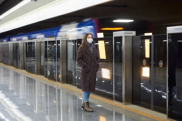 Een Volledige Foto Van Een Vrouw Met Een Medisch Gezichtsmasker — Stockfoto