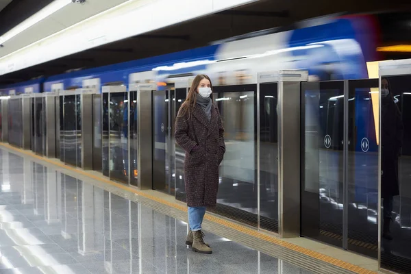 Full Length Photo Woman Medical Face Mask Avoid Spread Coronavirus — Stock Photo, Image