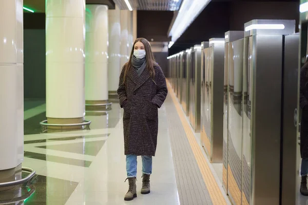 코로나 바이러스가 퍼지지 않도록 의료용 마스크를 지하철 승강장에서 열차를 기다리며 — 스톡 사진