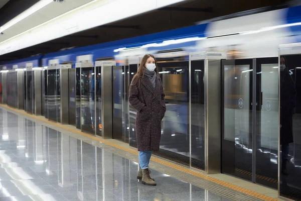 Full Length Photo Woman Medical Face Mask Avoid Spread Coronavirus — Stock Photo, Image