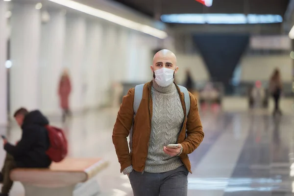 Bărbat Mască Față Medicală Ține Smartphone Merge Timp Așteaptă Tren — Fotografie, imagine de stoc