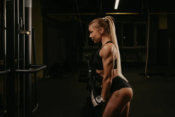 Eine Durchtrainierte Frau Mit Langen Blonden Haaren Macht Einem Fitnessstudio — Stockfoto