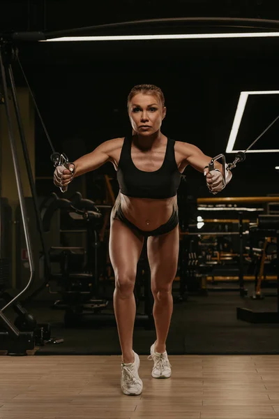 Una Donna Sportiva Con Lunghi Capelli Biondi Sta Facendo Allenamento — Foto Stock