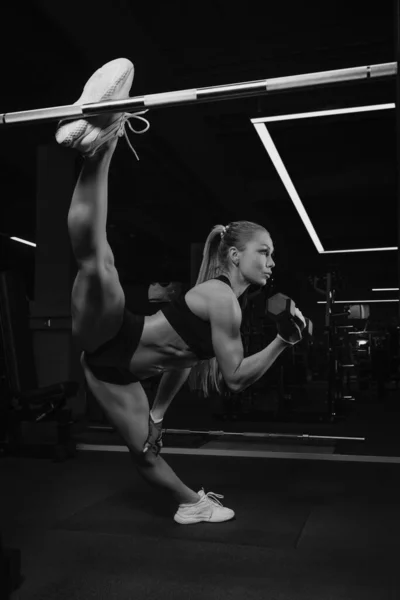 Egy Hosszú Szőke Hajú Fitt Fonalat Csinál Súlyzó Bicepsz Fürtjei — Stock Fotó