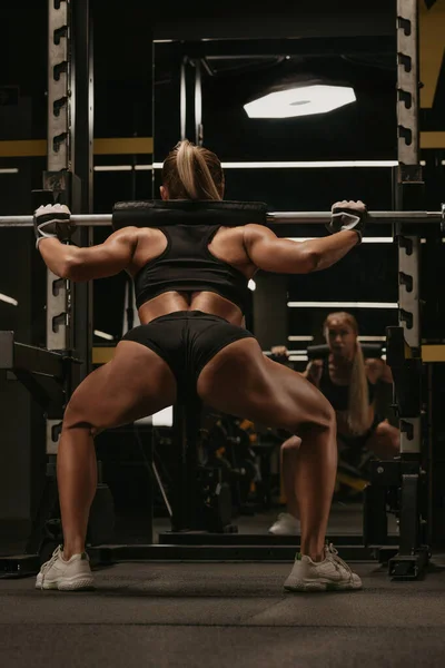 Photo Sporty Woman Blonde Hair Who Squatting Barbell Squat Rack — Stock Photo, Image