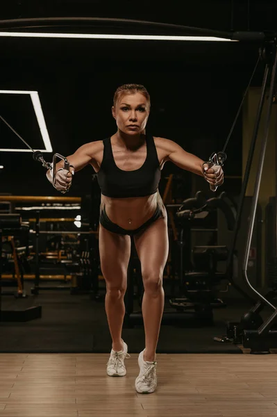 Una Donna Sportiva Con Lunghi Capelli Biondi Sta Facendo Allenamento — Foto Stock