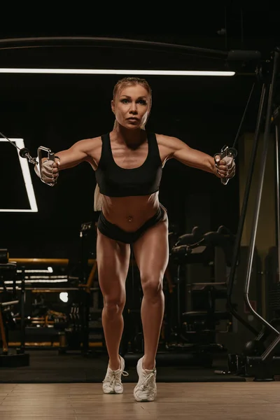 Een Sportieve Vrouw Met Blond Haar Doet Een Borsttraining Kabelmachine — Stockfoto