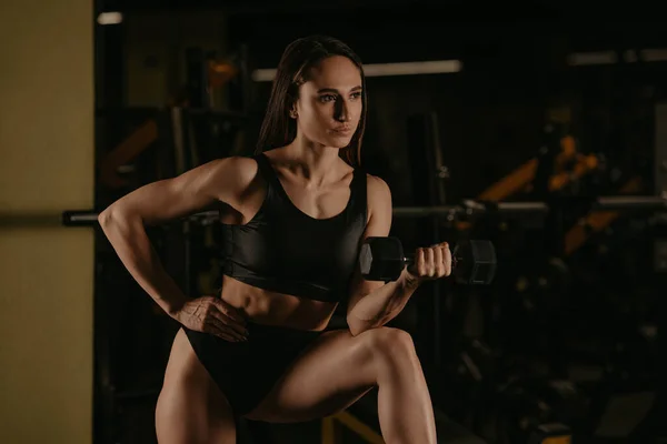 Een Sportieve Vrouw Doet Halter Krullen Met Haar Elleboog Een — Stockfoto