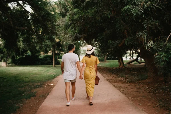 Une Photo Derrière Une Fille Brune Robe Jaune Son Petit — Photo