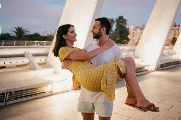 Homem Com Barba Está Segurando Sua Menina Vestido Amarelo Seus — Fotografia de Stock