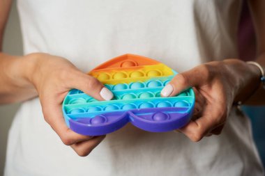 Sabit duran bir oyuncağın yakın plan fotoğrafı 