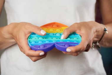 Sabit duran bir oyuncağın yakın plan fotoğrafı 