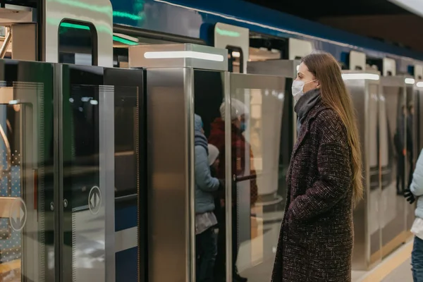 코로나 바이러스가 퍼지는 의료용 마스크를 이현대 지하철에 들어가고 외과용 마스크를 — 스톡 사진