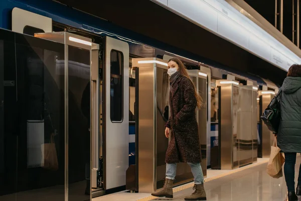 지하철에 코로나 바이러스가 퍼지지 않도록 의료용 마스크를 여성의 사진이다 외과용 — 스톡 사진